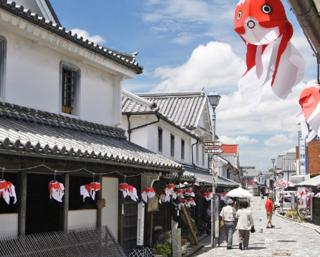 白壁と金魚ちょうちん